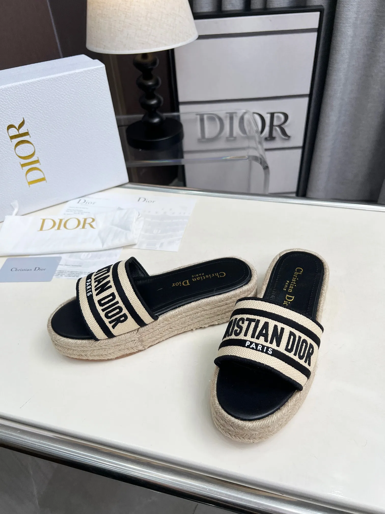 👟👟Ex-factory price 420👟👟 Dior's new spring and summer IVIETA DWAY jelly-colored flat-soled one-slip women's shoes with CD letter logo three-dimensional embroidery thick-soled round-toe open-toe slippers. The original version is developed to be the top version on the market. It feels soft and delicate on the feet and is extremely comfortable. Material: Upper imported raffia electric embroidery high-temperature water-soluble cotton technical fabric + water-dyed cowhide foot pad lining + original consistent combination outsole Outsole: original outsole Size: 35-42 (40.41.42 custom-made, non-refundable and non-exchangeable)